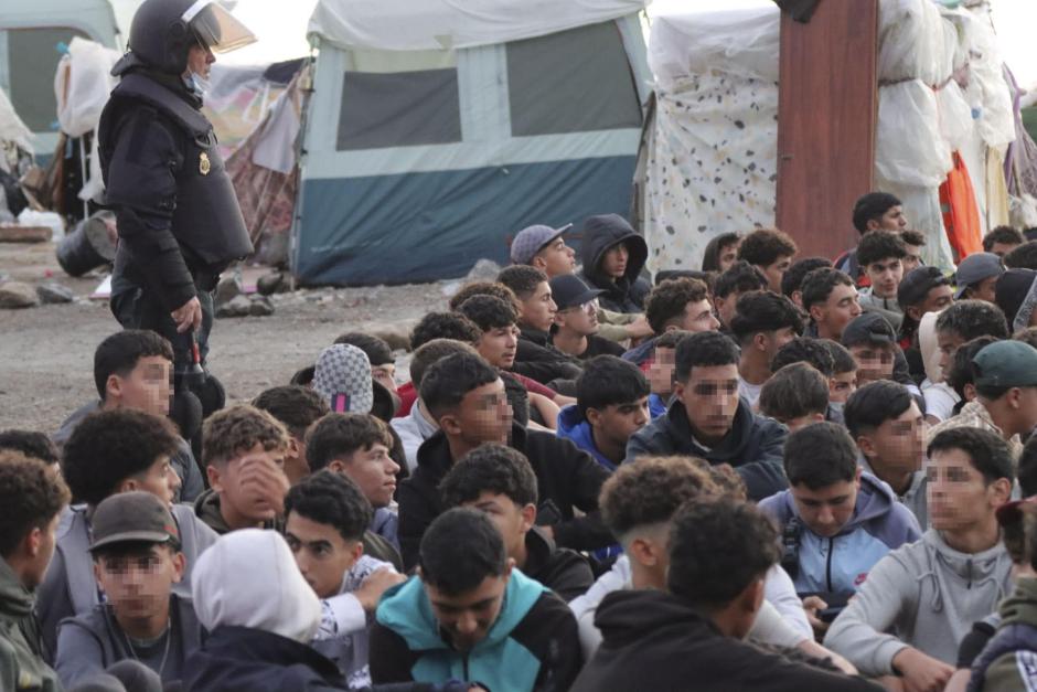 Inmigrantes en la antigua fábrica de Guano, en Ceuta