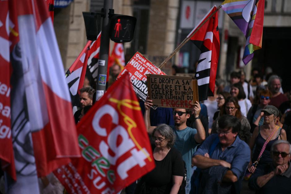 Manifestantes franceses con banderas de las juventudes comunistas, sindicatos y el colectivo LGTBI