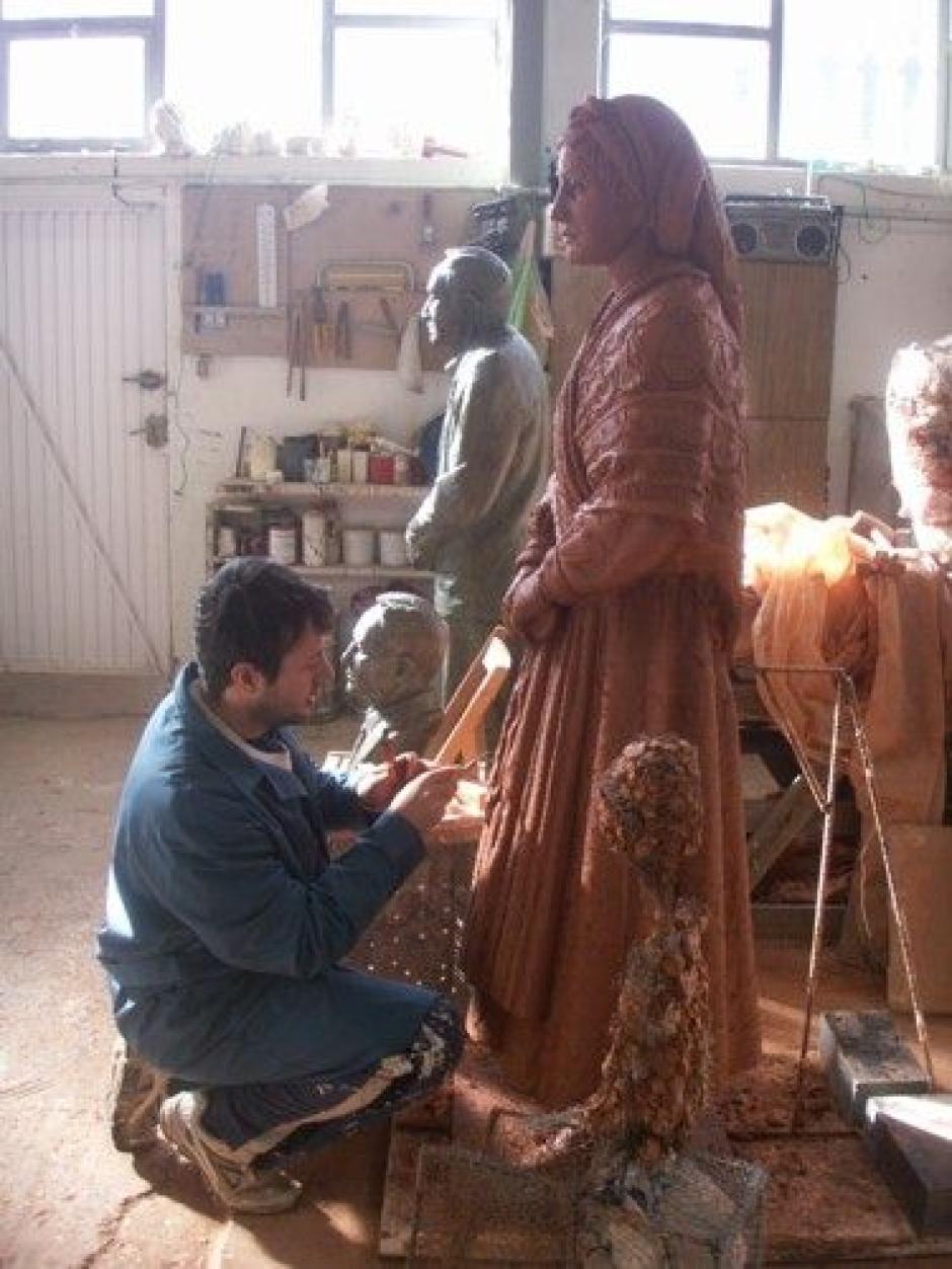 El escultor Sergio García, trabajando en una de sus obras