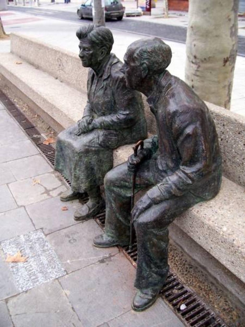 Escultura de Sergio García titulada 'Monumento a los mayores', en Palencia (2006)