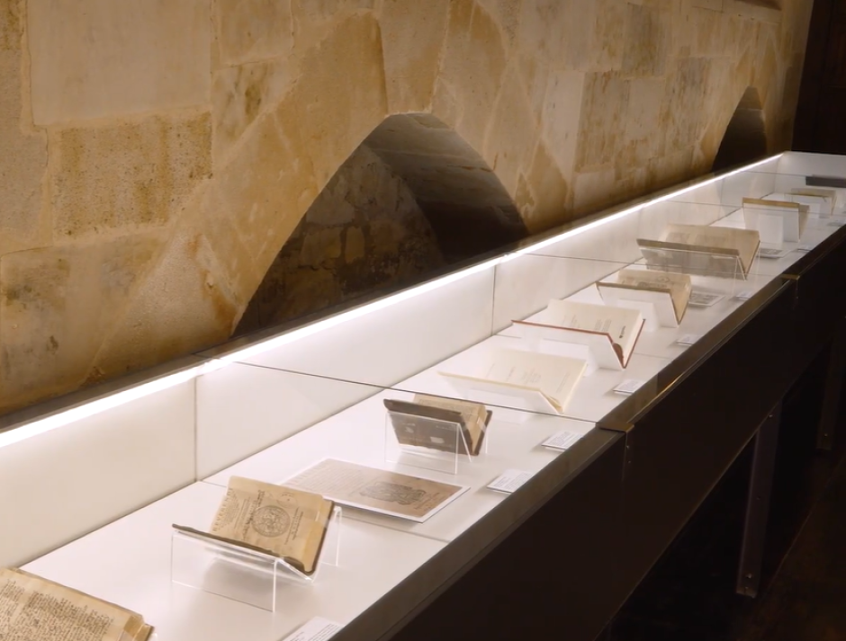 Algunos de los libros expuestos en La Escuela de Salamanca. Los libros que cambiaron el mundo