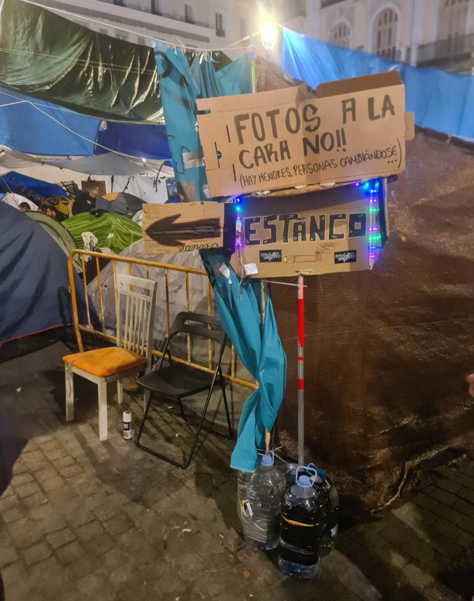 Cartel hecho con cartón que señaliza el estanco de Puerta de Sol