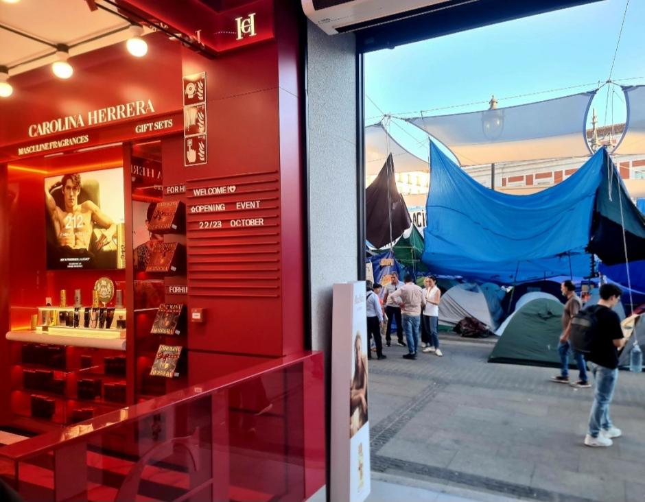 Vista hacia el exterior desde perfumerías Primor
