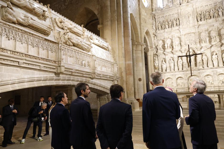 El Rey y las autoridades, ante los sepulcros reales de Poblet