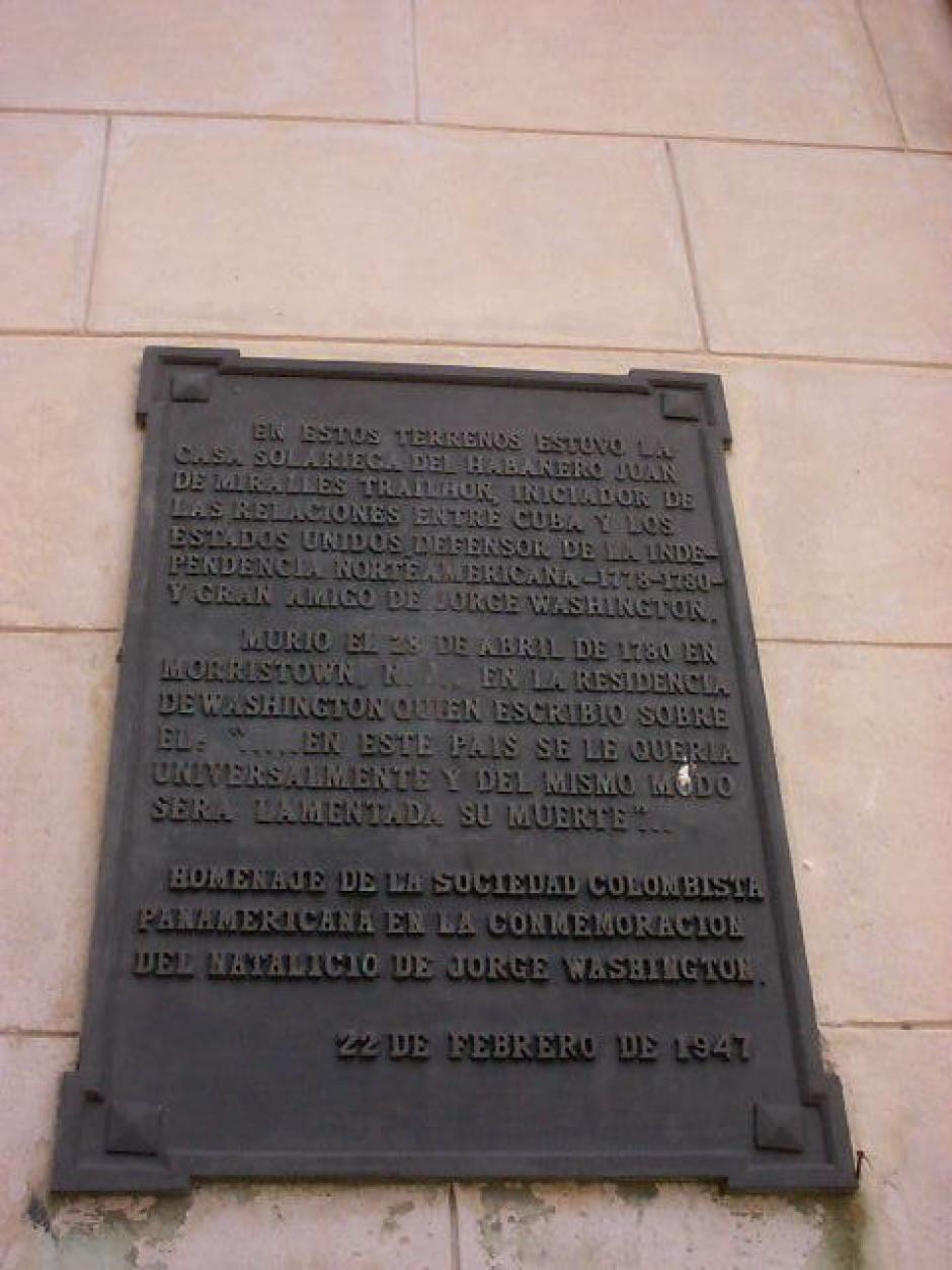 Placa que se conserva en lo que fue la casa del alicantino Juan de Miralles Trayllon, en La Habana