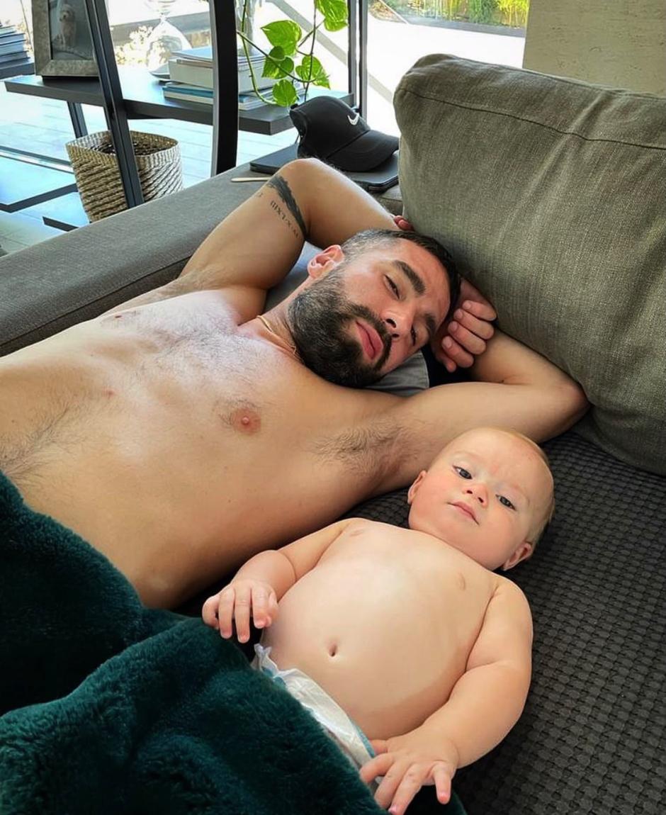 Carvajal con su hijo en el salón de su casa