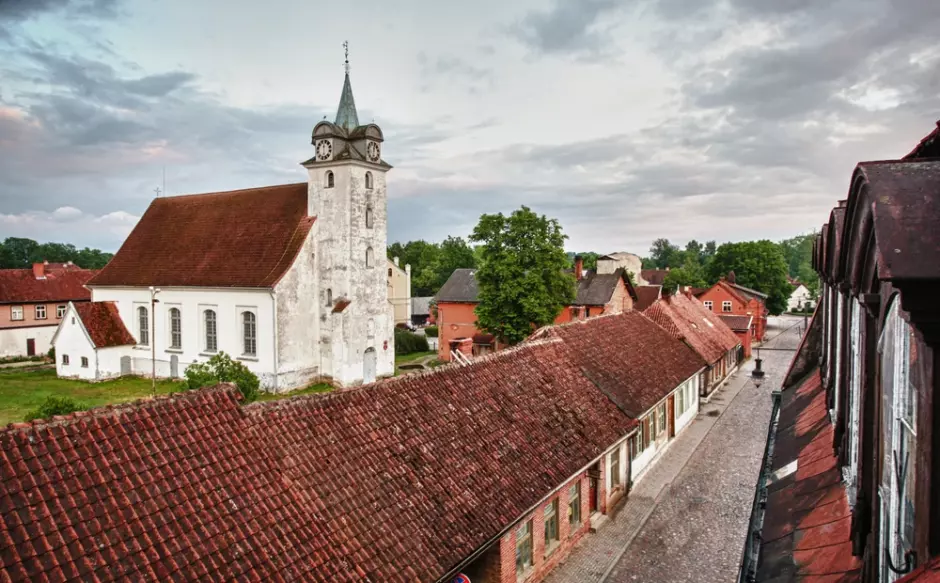Iglesia de la Santísima Trinidad (1649) en el barrio católico de Kuldiga