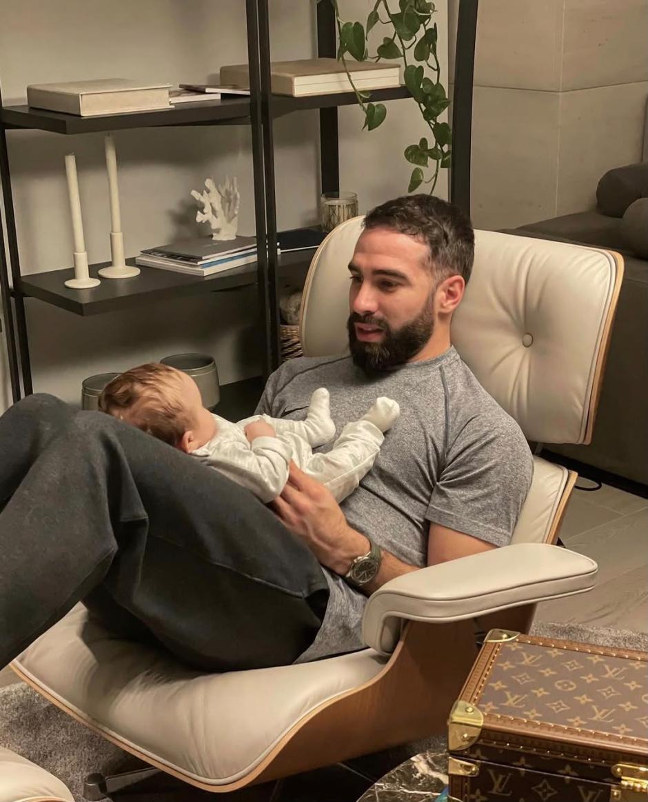 Dani Carvajal con su hijo, en el salón