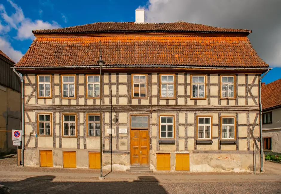 La casa de entramado de madera más antigua que se conserva íntegramente en el Ducado de Curlandia y Semigalia, en la calle Baznicas, n.º 10