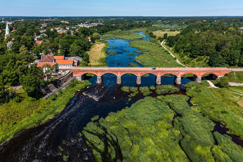 Puente de ladrillo sobre el río Venta en Kuldiga, Letonia