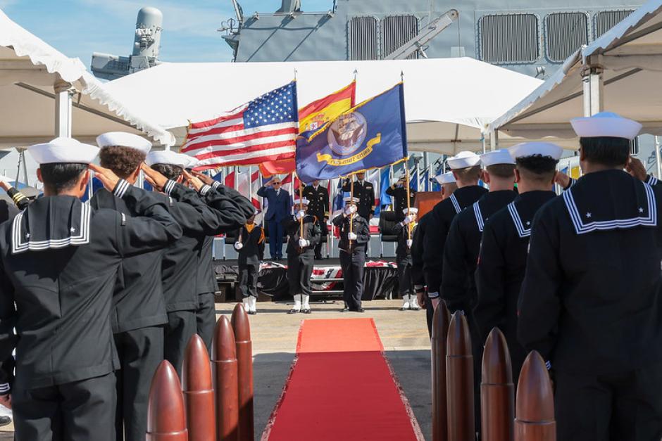 Ceremonia de bienvenida en la base de Rota del sexto destructor de misiles guiados de la Marina de EE.UU USS John Basilone
