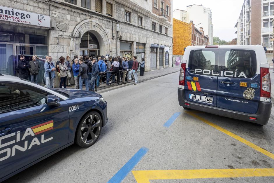 Un grupo de varias personas se concentra, este miércoles, en el portal de una vivienda vivienda para paralizar un desahucio, en Burgos