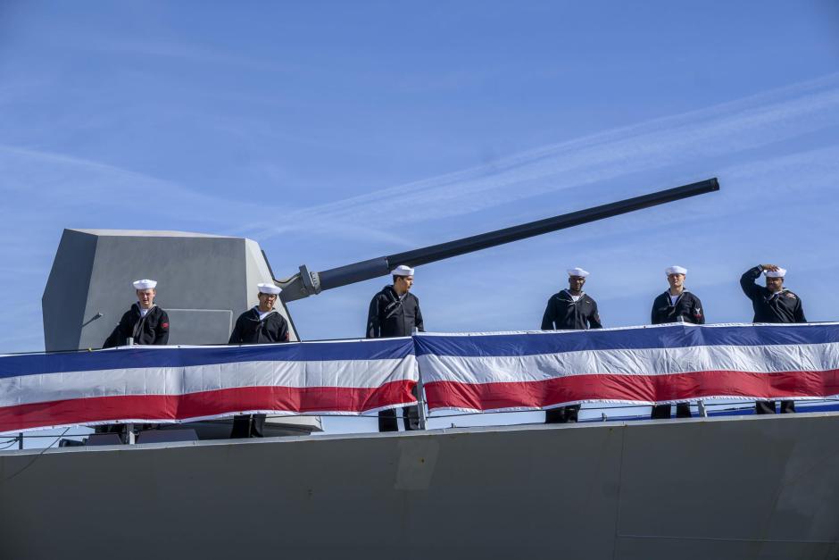La base naval de Rota (Cádiz) dio este jueves la bienvenida al USS John Basilone, el sexto destructor de la armada estadounidense