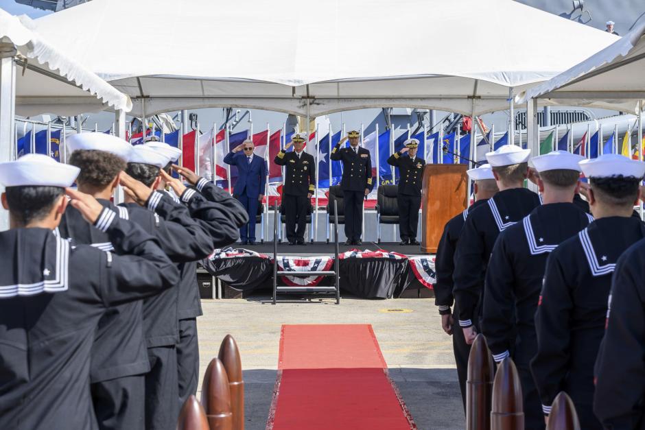 La base naval de Rota (Cádiz) ha dado este jueves la bienvenida al USS John Basilone, el sexto destructor de la armada estadounidense que se asienta en este enclave para completar el escudo antimisiles de la OTAN. EFE/Raúl Caro