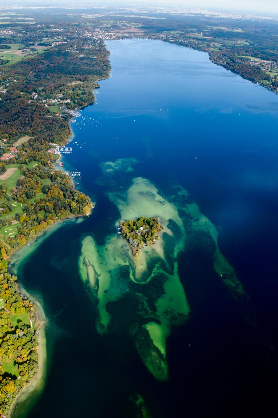 Vista aérea del lago Starnberg y la isla Roseninsel, cerca de la ciudad de Munich
