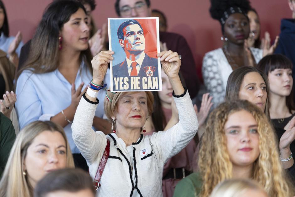 Una simpatizante del PSOE sostiene un cartel en el mitin de Sánchez en Ponferrada