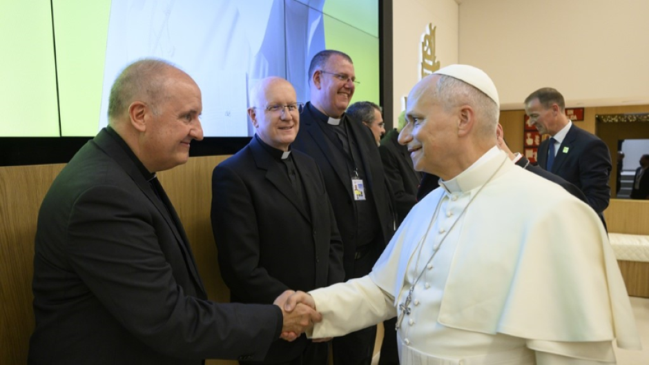 Fernando Murga saluda al Papa durante su visita a España