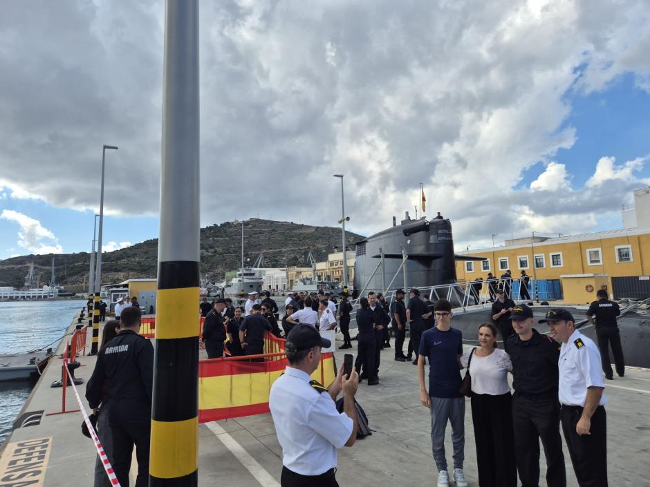 La dotación del submarino S-81 despide a familiares antes de partir del Arsenal de cartagena