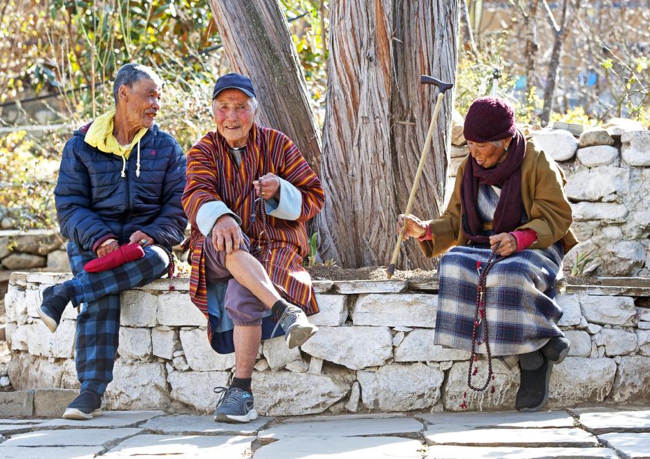Hombres butaneses con cuentas de oración en el monasterio de Kyichu Lhakhang