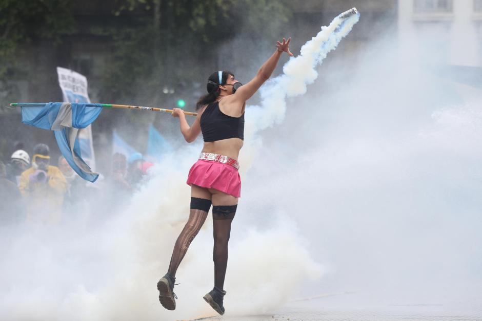 FOTODELDÍA AME6400. BUENOS AIRES (ARGENTINA), 15/10/2026.- Una persona participa en una manifestación contra el Gobierno del presidente de Argentina, Javier Milei, este jueves en Buenos Aires (Argentina). Los bloques de oposición en la Cámara de Diputados fracasaron en su intento de anular un decreto de Milei sobre desregulación económica, en medio de protestas de diversos colectivos contra esa resolución presidencial y otras medidas del Gobierno. EFE/ Juan Ignacio Roncoroni