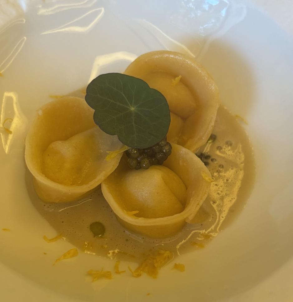 Un plato de raviolis