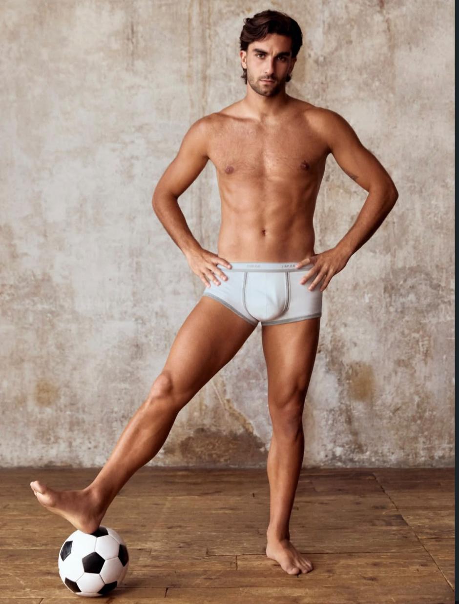Ferran Torres en su nueva campaña en ropa interior