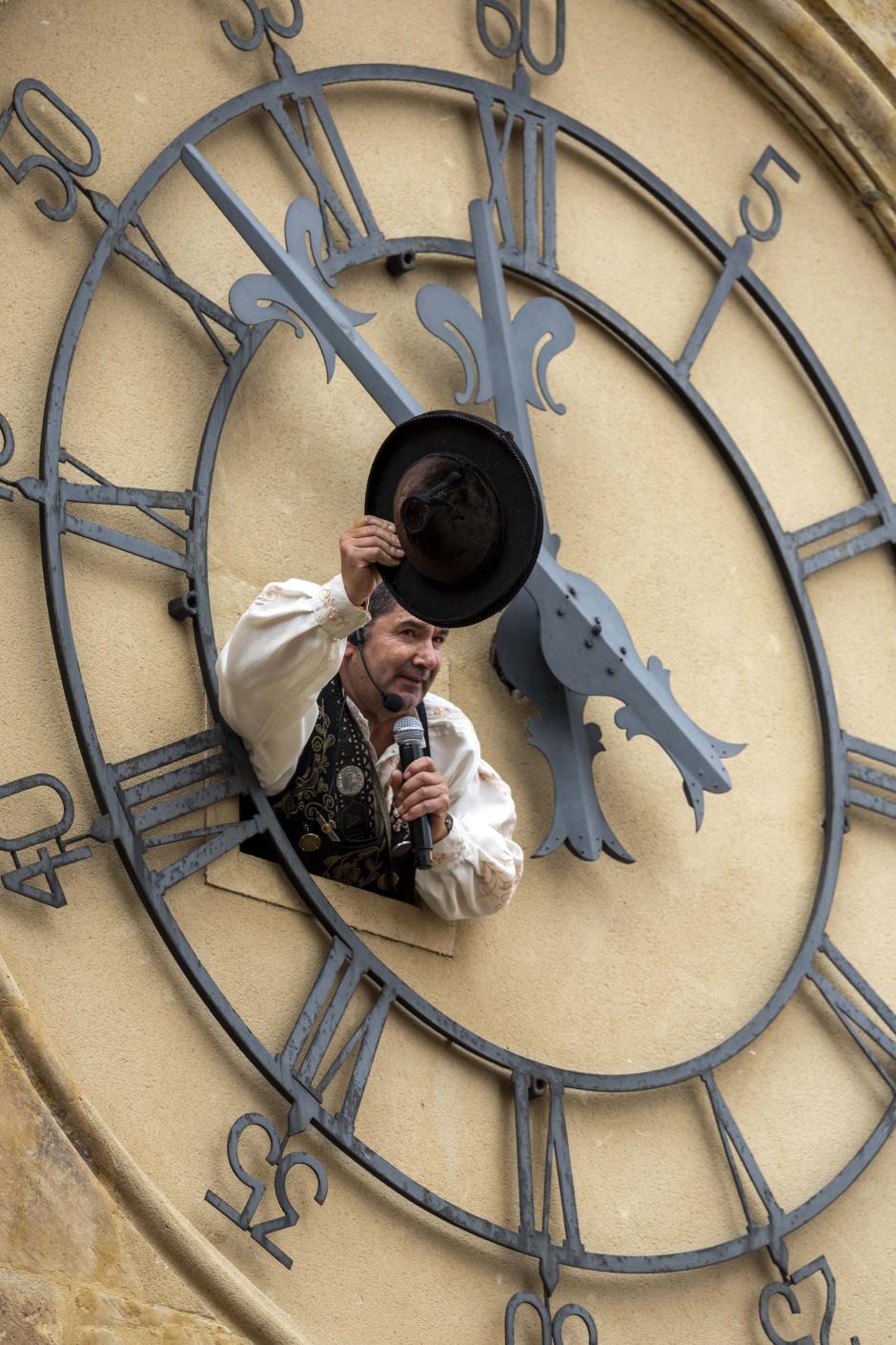 ‘El Mariquelo’ se dirige a los salmantinos desde el reloj de la Catedral de Salamanca