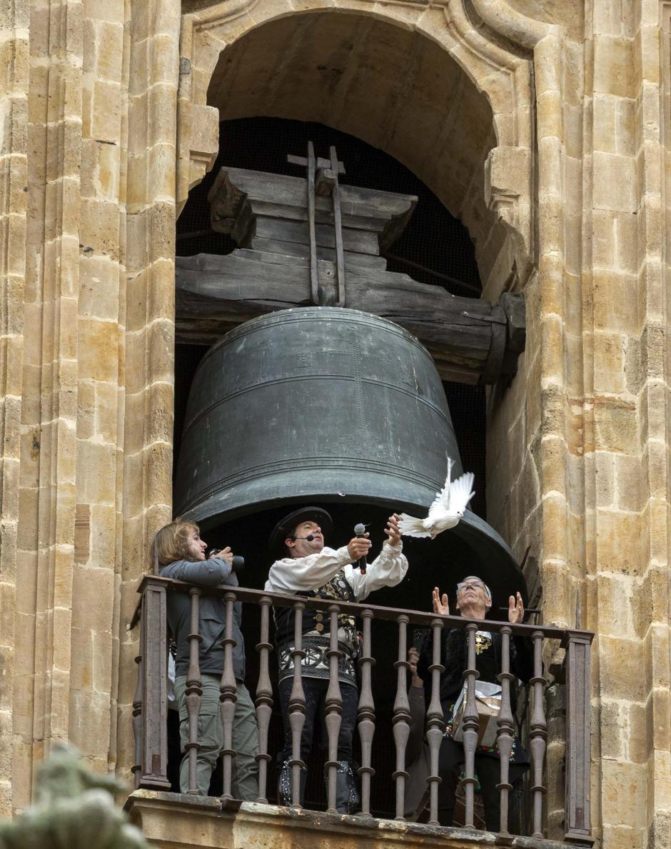 ‘El Mariquelo’ junto a una de las campanas de la Catedral Nueva de Salamanca