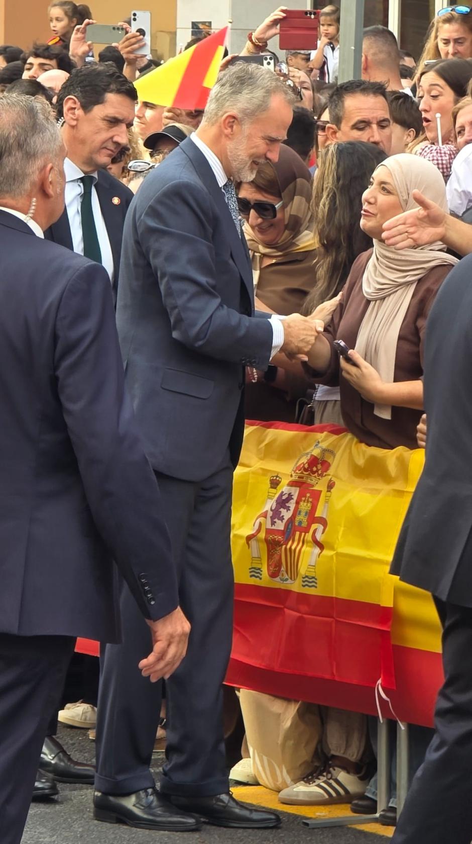 Don Felipe saluda al público durante la visita a ceuta