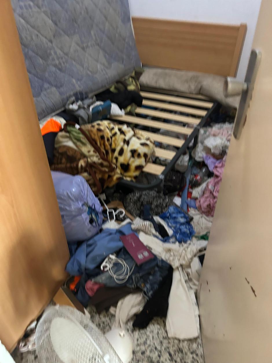 Estado de una de la habitaciones de la vivienda okupada en Cullera (Valencia)