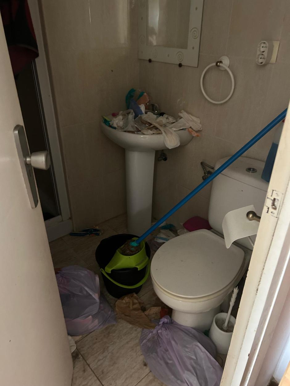 Baño de la vivienda okupada