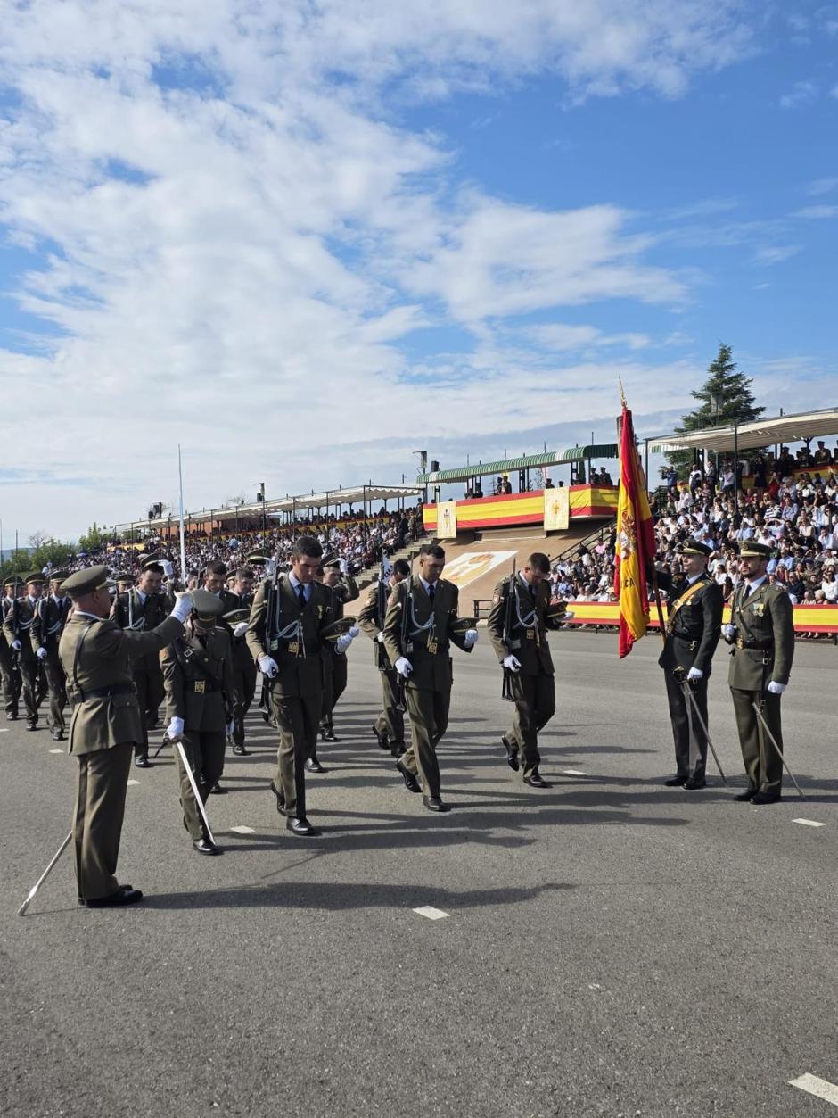 El jefe de Estado Mayor del Ejército de Tierra animó a las damas y caballeros alumnos a perseverar en sus esfuerzos en formarse como suboficiales del ejército
