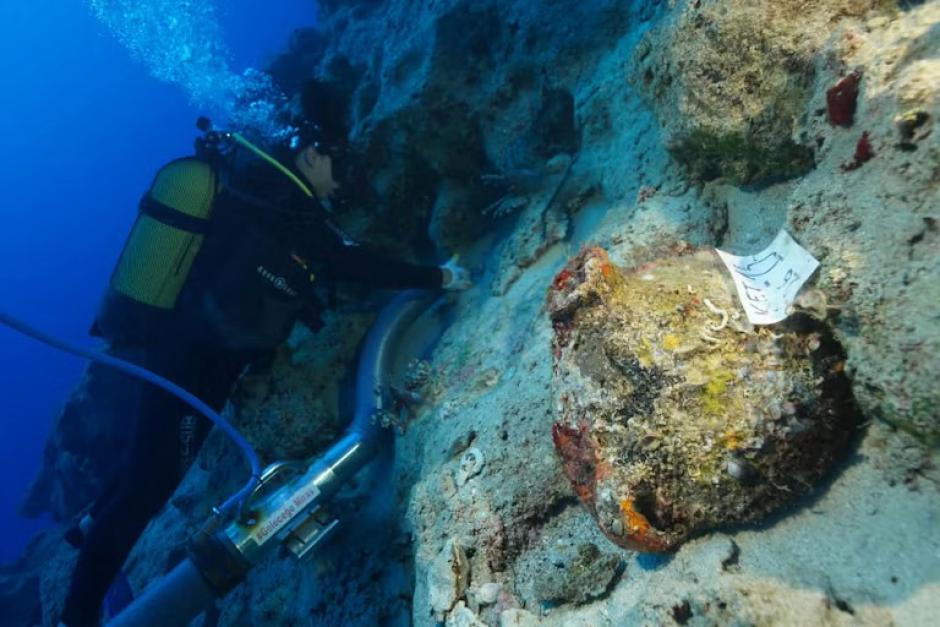 Los buzos trabajaron bajo el agua para excavar cuidadosamente los artefactos