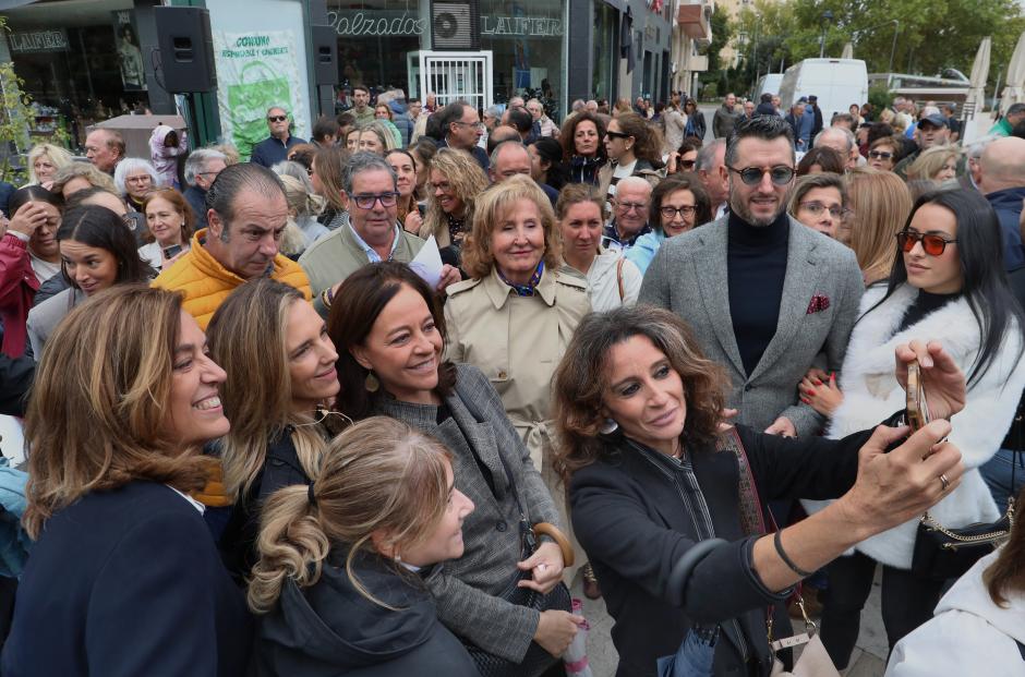 Varias personas se fotografían con Álvarez de Toledo, este sábado en Palencia
