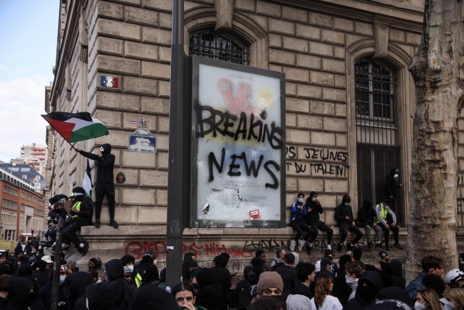 Manifestantes encapuchados con chalecos amarillos y banderas de Palestinas se tomaron el centro de París