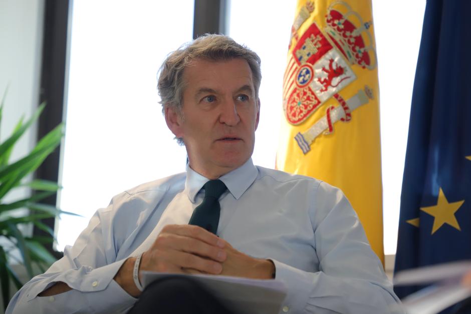 Alberto Núñez Feijóo, durante la entrevista con El Debate en su despacho