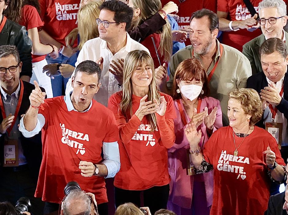 El presidente del Gobierno, Pedro Sánchez, baila durante el acto posterior al Comité Federal del PSOE