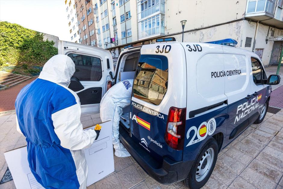 Agentes de la Policía científica recogen pruebas en el edificio de Burgos donde apareció muerta una anciana de 83 años