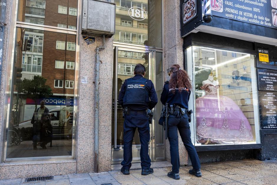 Agentes de la Policía Nacional, en el 181 de la calle Vitoria de Burgos, donde ha muerto una anciana durante un robo en su casa