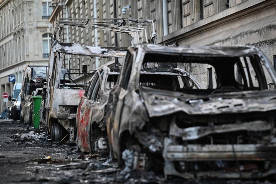 Varios coches y furgonetas fueron quemados por manifestantes en el centro de París