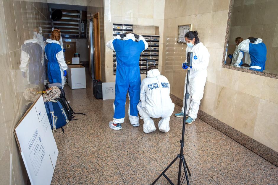 La Policía Científica inspecciona el portal del piso de Rosario, la anciana hallada muerta en su casa de Burgos tras el robo de unos menores extranjeros