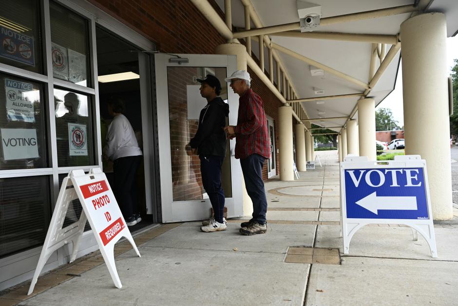 Dos electores de Gastonia Carolina del Norte hacen fila para emitir su voto anticipado en las elecciones legislativas del 3 de noviembre