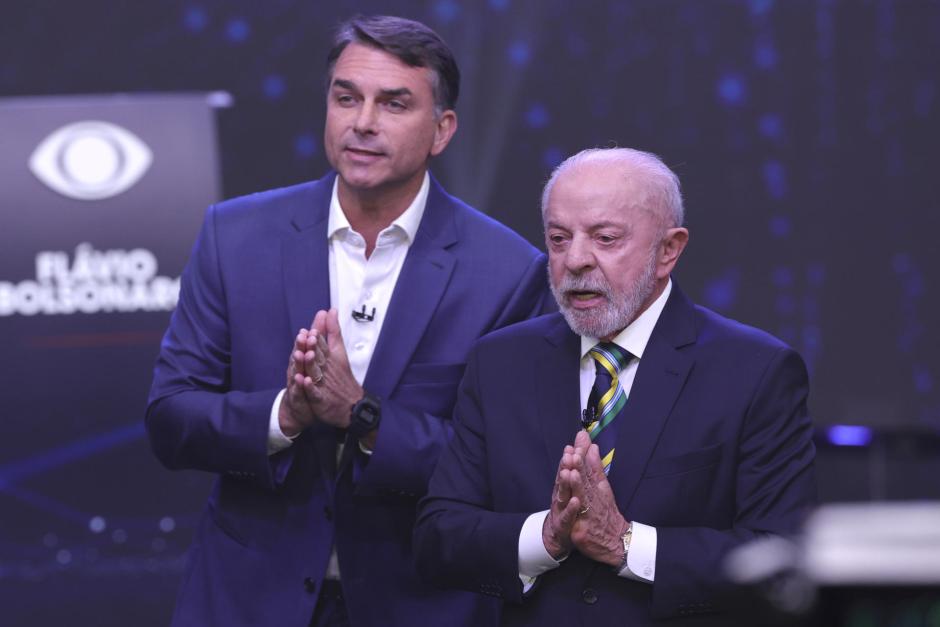 Luiz Inácio Lula da Silva (d) y Flávio Bolsonaro