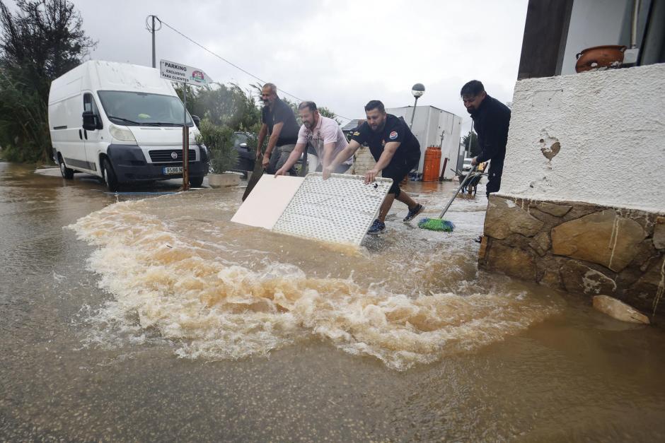 DENIA (ALICANTE), 19/10/2026.- Vecinos intentan achicar el agua de una zona residencial inundada a consecuencia del paso de la dana Adam en la localidad alicantina de Denia, este lunes. La Generalitat está elaborando una orden de confinamiento en los municipios del litoral sur de Valencia y norte de Alicante afectados por las fuertes lluvias que ya dejan acumulados de más de 650 l/m2 y ha llevado a Emergencias a activar helicópteros para poder rescatar a personas afectadas por las inundaciones. EFE/ Morell