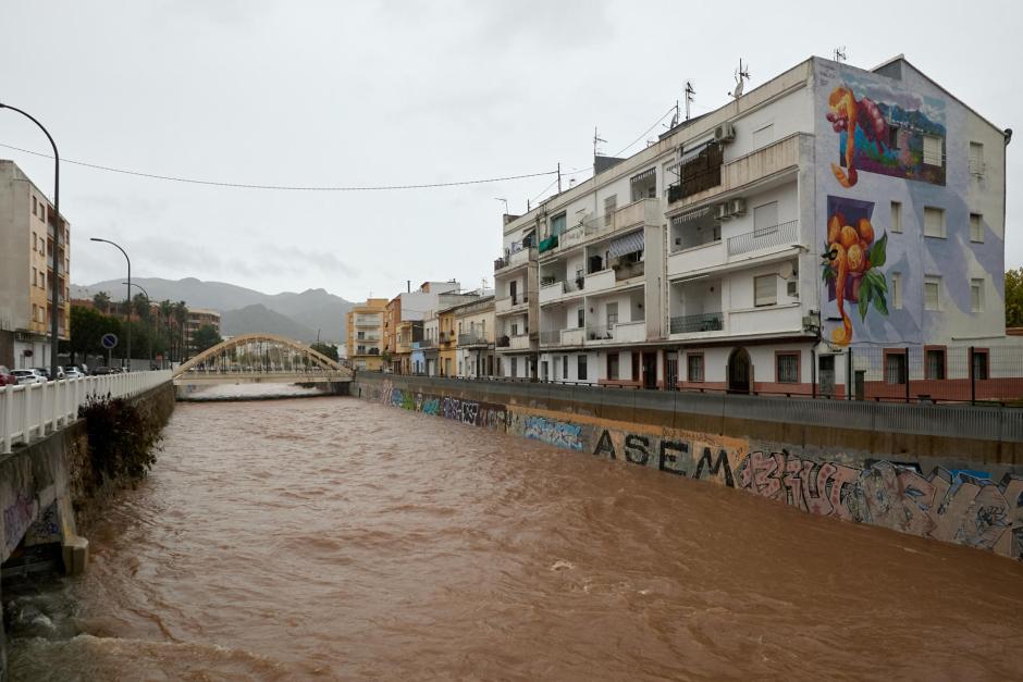DENIA (ALICANTE), 19/10/2026.- Vecinos intentan achicar el agua de una zona residencial inundada a consecuencia del paso de la dana Adam en la localidad alicantina de Denia, este lunes. La Generalitat está elaborando una orden de confinamiento en los municipios del litoral sur de Valencia y norte de Alicante afectados por las fuertes lluvias que ya dejan acumulados de más de 650 l/m2 y ha llevado a Emergencias a activar helicópteros para poder rescatar a personas afectadas por las inundaciones. EFE/ Morell