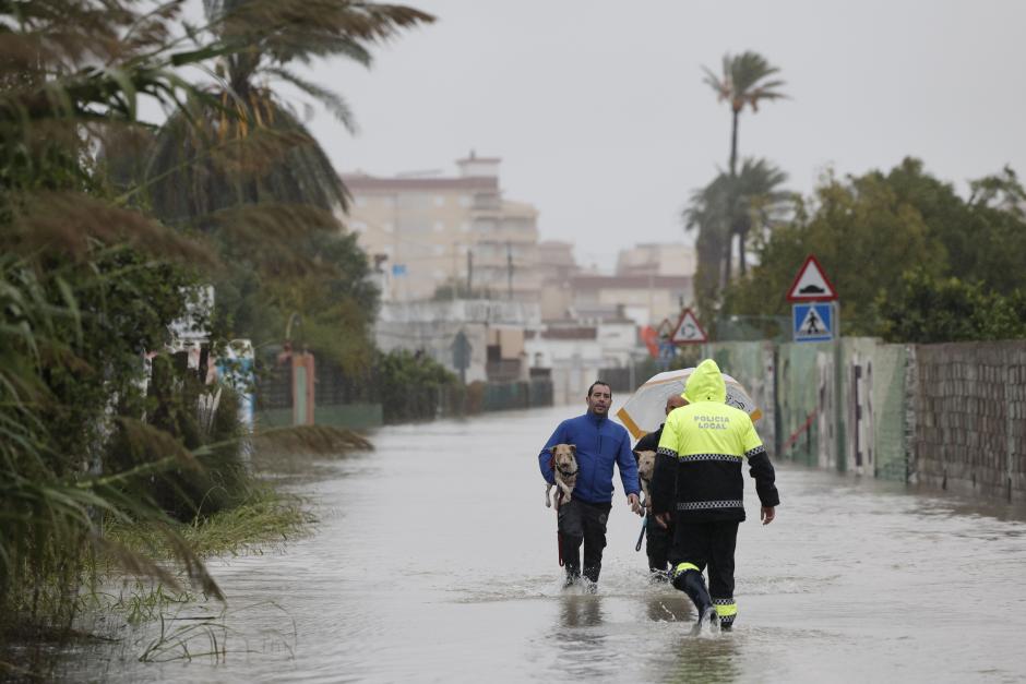 GANDÍA (VALENCIA), 19/10/2026.- Varios camiones atrapados en una zona inundada en la N332, a las afueras de Gandía, este lunes. Cruz Roja ha preparado un albergue provisional en Gandía (Valencia) para personas afectadas por las fuertes lluvias provocadas por la dana Adam y su equipo de avituallamiento atiende a personas que circulan por carreteras y han sido evacuadas hacia el área de servicio de La Safor. EFE/Manuel Bruque