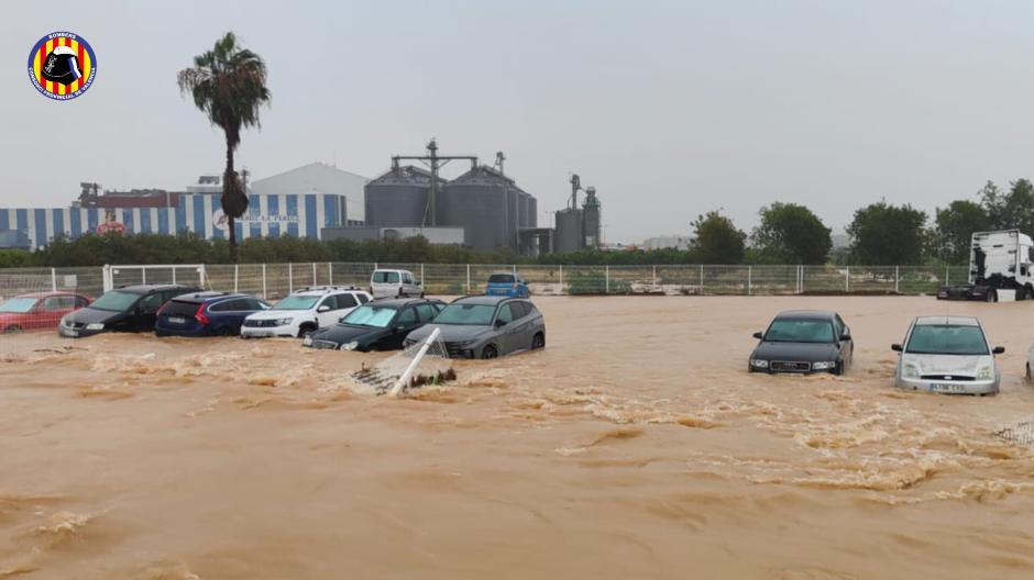 GANDÍA (VALENCIA), 19/10/2026.- Un residente de Gandía camina por una calle inundada este lunes, durante el paso de la dana Adam. Cruz Roja ha preparado un albergue provisional en Gandía (Valencia) para personas afectadas por las fuertes lluvias provocadas por la dana Adam y su equipo de avituallamiento atiende a personas que circulan por carreteras y han sido evacuadas hacia el área de servicio de La Safor. EFE/ Natxo Francés