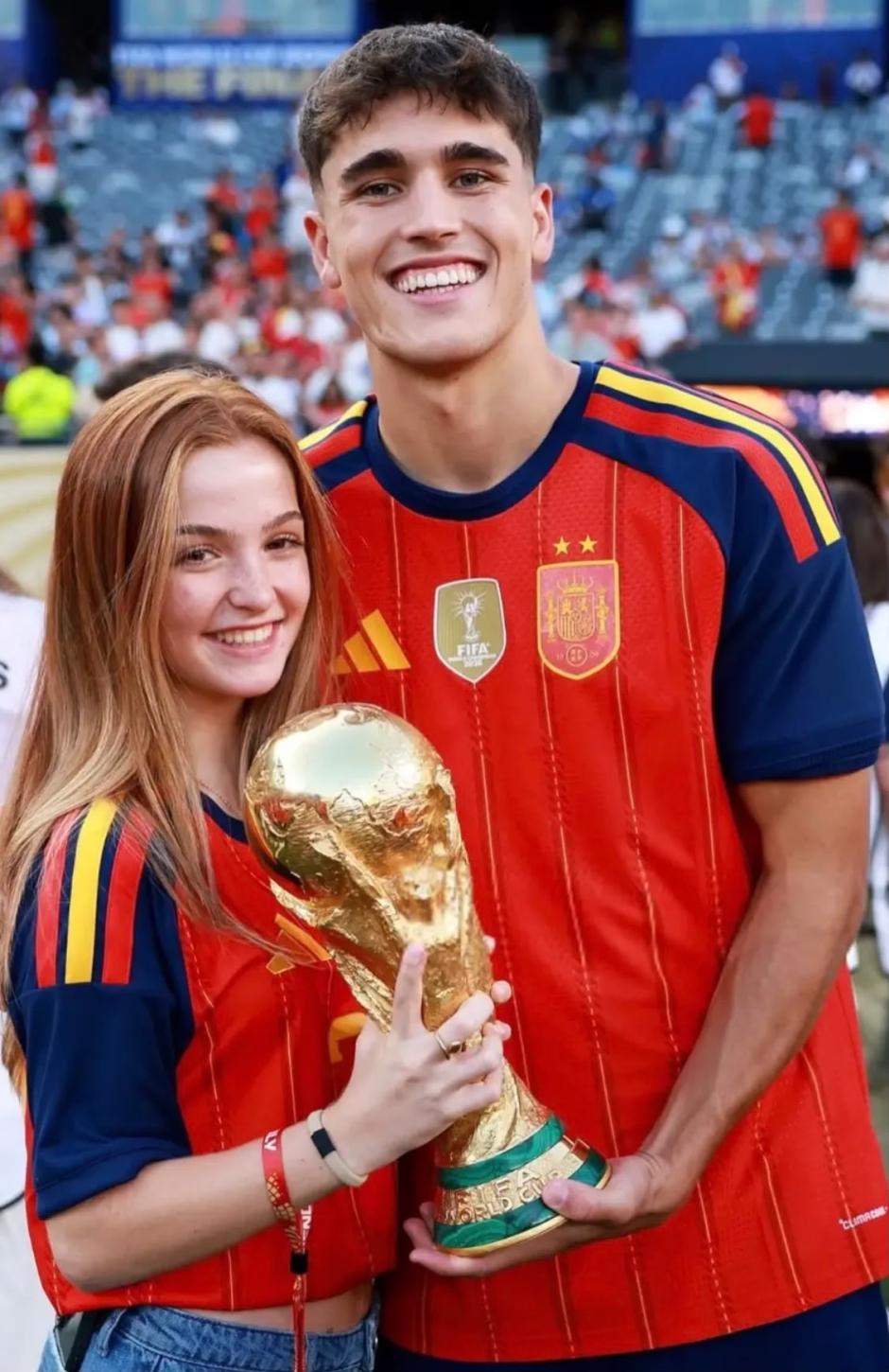 Pau Cubarsí y Martina tras ganar el Mundial