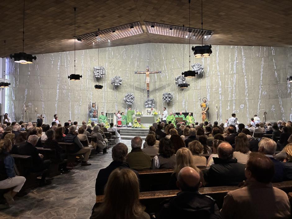 El interior de la iglesia, durante la misa