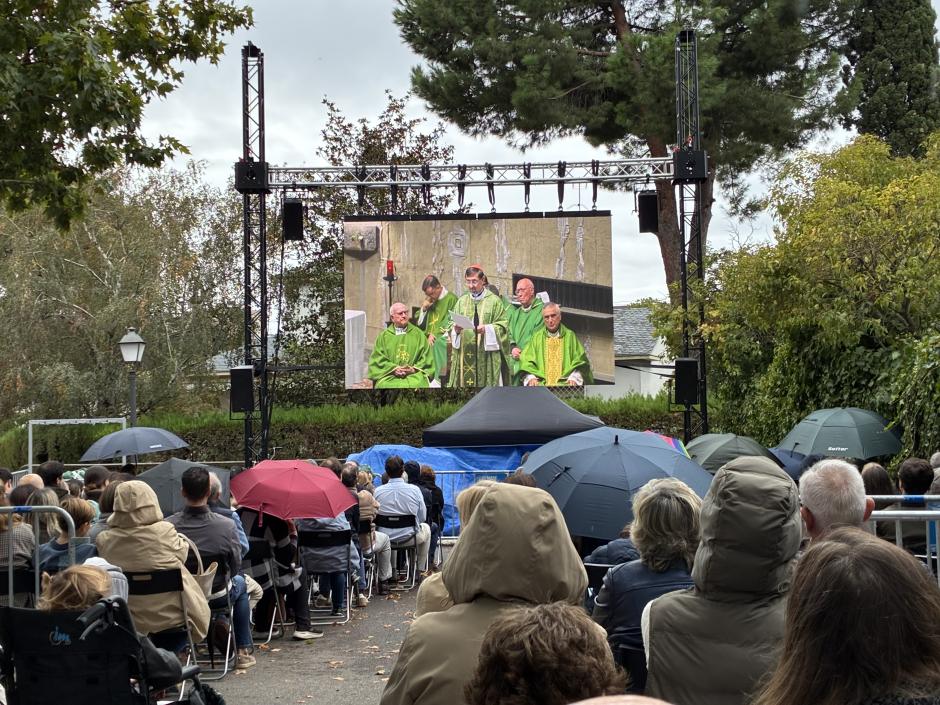 La lluvia no achantó a los feligreses